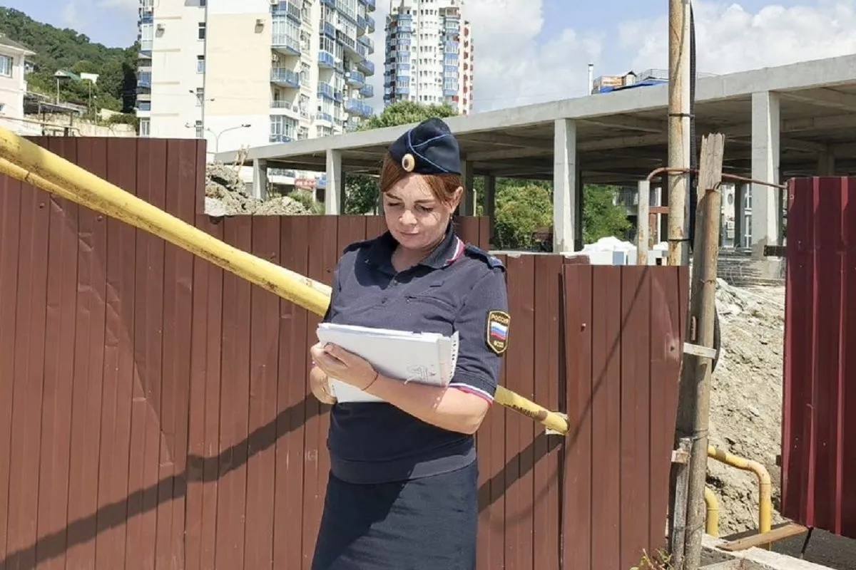 Приставы обязали жительницу Сочи снести дом самострой 39 летняя жительница города курорта в Лазаревском районе возвела одноэтажный дом который планировала сдать в аренду Однако строители допустили серьезные нарушения Городская администрация обратилась с иском в суд Тот принял решение о сносе незаконной постройки Однако должница тянула с работами поэтому судебный пристав ограничил её в выезде из страны а также дважды штрафовал В итоге горожанка своими силами снесла незаконно построенный дом kub news ru