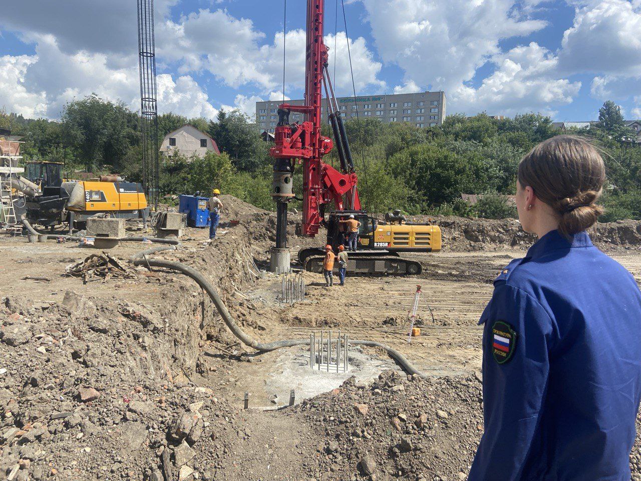 Прокуратура Фрунзенского района Саратова организовала надзорное сопровождение реализации программных мероприятий в рамках заключённого муниципального контракта на выполнение работ по строительству объекта капитального строительства "Очистные сооружения ливневого коллектора Глебучева оврага". Работник надзорного ведомства совместно с представителем заказчика - председателем комитета по строительству и инженерной защите администрации МО "Город Саратов", подрядчика ООО "ПоволжьеСтройИнвест" проведен осмотр объекта, дана оценка исполнению программных мероприятий. В настоящее время подрядной организацией выполнены подготовительные работы по зачистке территории, стартовало выполнение основных работ, осуществляется установка свай. Ранее прокуратурой района выявлялись нарушения в рамках реализации договорных обязательств, в связи с чем возбуждено 2 административных производства, внесено представление, заказчику и подрядчику объявлено предостережение о недопустимости срыва сроков реализации программных мероприятий.