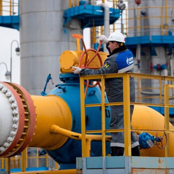 Россия готова вернуть газ в Молдову Посол РФ Олег Озеров заявил, что обсуждаются возможности возобновления прямых поставок газа в Молдову и Приднестровье. Вопрос обсуждался в Москве с участием молдавских политиков и вице-премьера Новака. «Россия готова, если Кишинёв также предпримет шаги», — отметил дипломат. По его словам, без прямого доступа к российскому газу цены на энергию в Молдове останутся высокими, несмотря на новые ЛЭП и заявления о независимости.