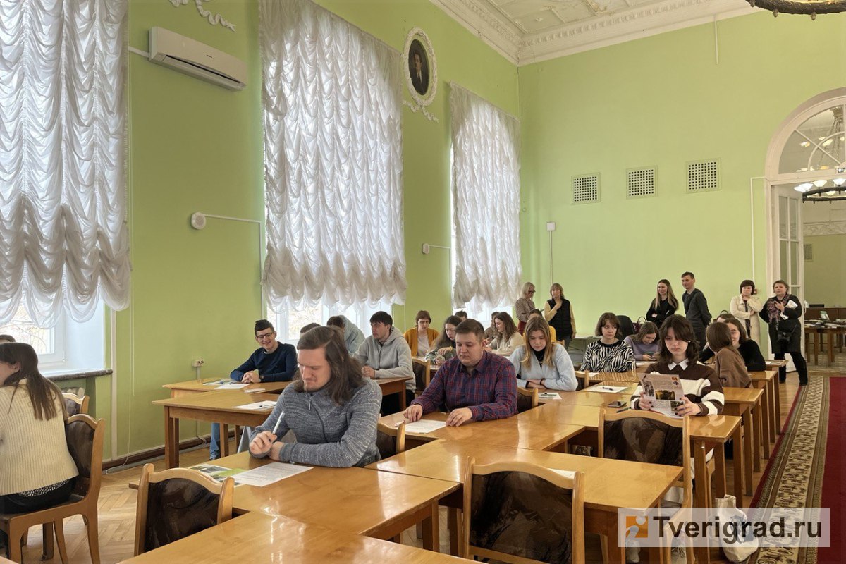В 2026 году Тотальный диктант будет посвящён белым пятнам в биографии Пушкина В Тверской области как и по всей стране 18 апреля 2026 года жители смогут написать Тотальный диктант Присоединиться предлагают всем желающим Сегодня 8 сентября в Международный день грамотности озвучили автора текста для грядущей акции тотальный диктант