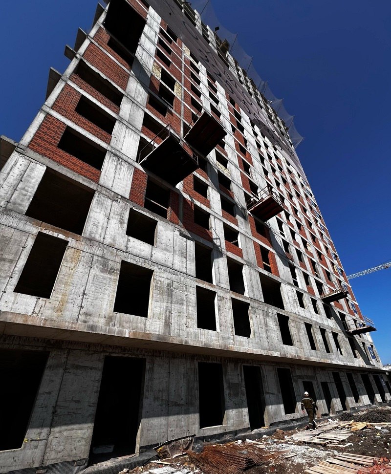 Бетонщик сорвался с высоты Трагедия произошла 20 апреля на стройке жилого дома на пересечении улиц Рудольфа Нуреева и Шайхзады Бабича Во время работ на 21 этаже поддон с арматурой стоял у края незакрытой лифтовой шахты Когда бетонщик подошел чтобы взять материалы опора не выдержала 50 летний рабочий упал с более 57 м и погиб Проверка показала что перекрытия шахты установили с нарушениями складирование материалов было небезопасным Кроме того погибшему работнику не провели обязательное обучение по охране труда Материалы расследования переданы в следственные органы БСТ в Telegram БСТ в МАХ