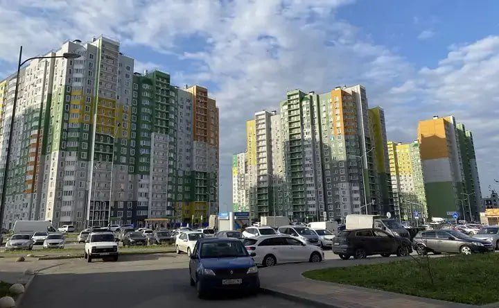 Учёные назвали самое жаркое место Ростова По словам ведущего научного сотрудника кафедры океанологии ЮФУ Дениса Кривогуза анализ последних лет показал зимой в Ростове температурные контрасты сглаживаются Но летом ситуация кардинально меняется появляются новые точки перегрева особенно в районах активной застройки там температура поверхности асфальта поднимается выше 50 C Как отмечает Кривогуз Левенцовка это яркий пример городского острова тепла Озеленение в микрорайоне есть но его недостаточно чтобы компенсировать сильный перегрев По словам исследователя снизить тепловой дискомфорт можно применяя архитектурно планировочные решения например уменьшить количество тёмных фасадов создать теневые паруса и архитектурные козырьки Особое внимание по мнению специалиста следует уделить формированию системы зелёных дворов с обязательным затенением что позволит создать естественные оазисы прохлады В качестве примера он привёл район от проспекта Малиновского до Зорге благодаря светлым фасадам и большому количеству зелёных насаждений здесь температура поверхности на 5 7 C ниже чем у тёмных зданий Левенцовки Подписаться на Новости Ростова Прислать новость