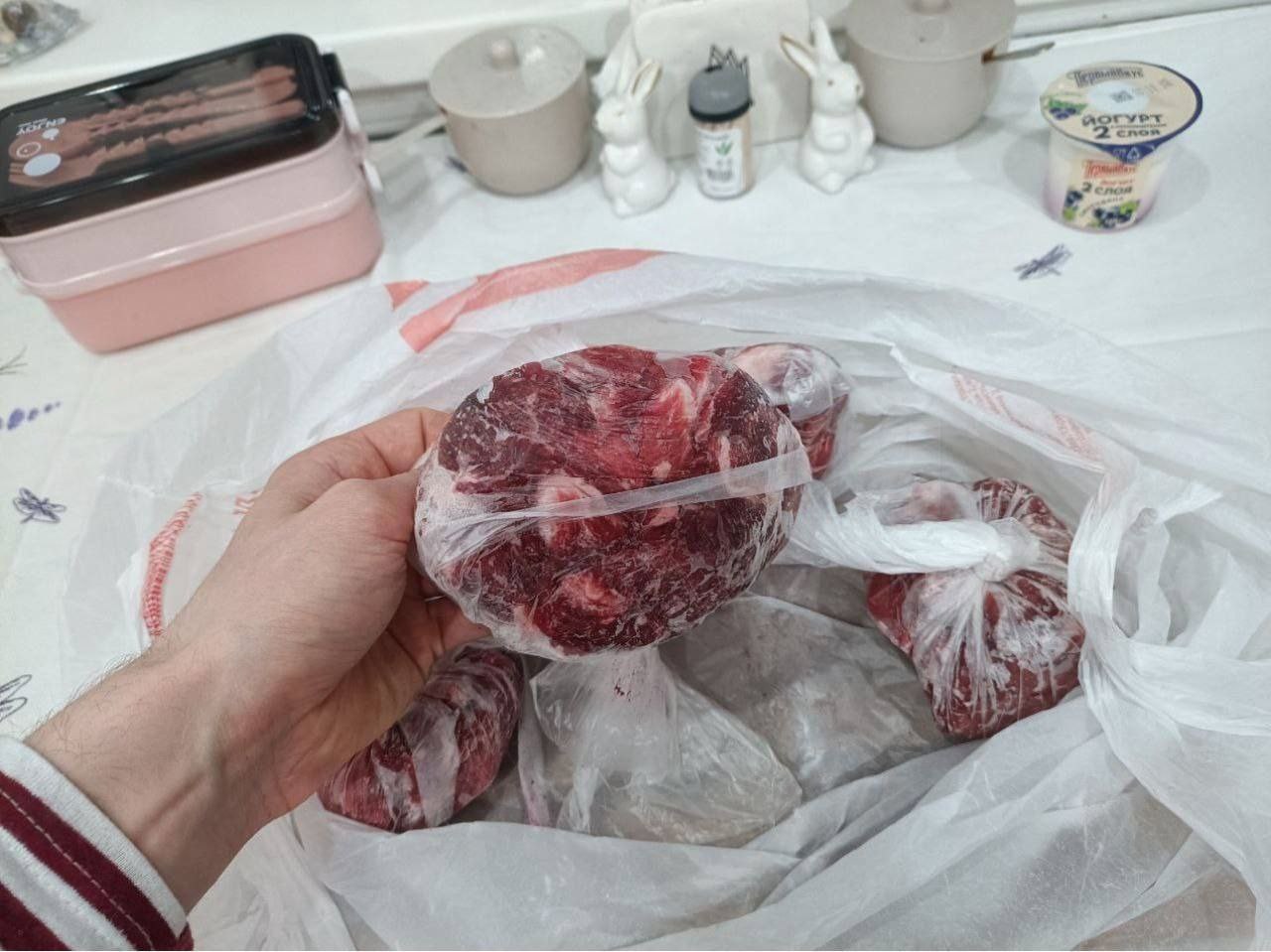 Челябинец едва не проглотил микрочип в говядине из местного магазина Житель Челябинской области столкнулся с необычным и неприятным инцидентом когда в купленном им куске говядины обнаружился микрочип Этот подарок достался Алексею С который приобрел шейку говядины в одном из магазинов сети Мясной 1 потратив на покупку почти 5000 рублей Несколько дней спустя Алексей решил приготовить горшочек с мясом и овощами и взял его на обед на работу Откусив кусочек он почувствовал треск на зубах Вынув изо рта странный предмет он осознал что это капсула часть которой успела попасть в его желудок Позже Алексей смог идентифицировать капсулу как микрочип который используется для идентификации животных и содержит уникальный номер Данный случай стал особенно примечательным так как в регионе давно не фиксировались подобные инциденты последний раз микрочипы находили в мясной продукции в 2021 году Теперь Алексей испытывает боли в животе из за того что часть микрочипа оказалась внутри него Он также провел собственное расследование и выяснил что микрочип может остаться в туше животного если она не была должным образом проверена из за старости или болезни В связи с произошедшим Алексей подал жалобы в Роспотребнадзор прокуратуру и полицию Все ведомства приняли его заявления и теперь он надеется что органы проведут тщательную проверку чтобы выяснить почему в куске говядины оказался микрочип