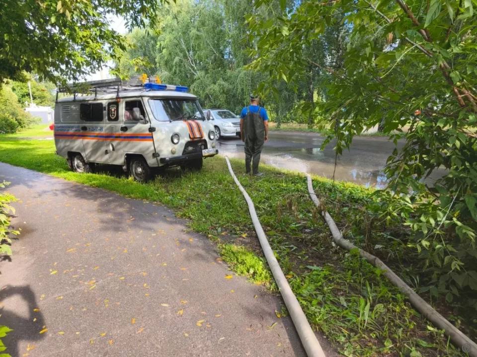 В Барнауле устраняют ЧП после мощного ливня В связи с неблагоприятными погодными условиями и обильным залповым выпадением осадков на территории Барнаула зарегистрировано 16 происшествий различного характера. Пострадавших нет, сообщили администрации. Наблюдаются подтопления территорий в районе остановки "Бия", на улице Взлетной, на улицах Попова и на 65 лет Победы перед Павловским трактом, а также на других низменных участках. В Барнауле было подтоплено 12 участков автомобильных дорог, на 11 из которых ограничивали движение общественного и личного транспорта. По данным городской единой дежурной диспетчерской службы, на территории краевой столицы произошло частичное отключение электроэнергии по линиям Пригородного РЭС в микрорайоне Солнечная Поляна и селе Власиха, поселке Пригородном и микрорайоне Новосиликатном. Сейчас проводятся работы по подключению абонентов. Кроме того, сотрудники аварийных служб ведут откачку воды из подвалов по адресам: ул. Попова, 101, ул. Панфиловцев, 24, ул. Взлетная, 46. По вопросам, связанным с последствиями разгула стихии, необходимо обращаться по телефону ЕДДС: 299-188. ТОЛК