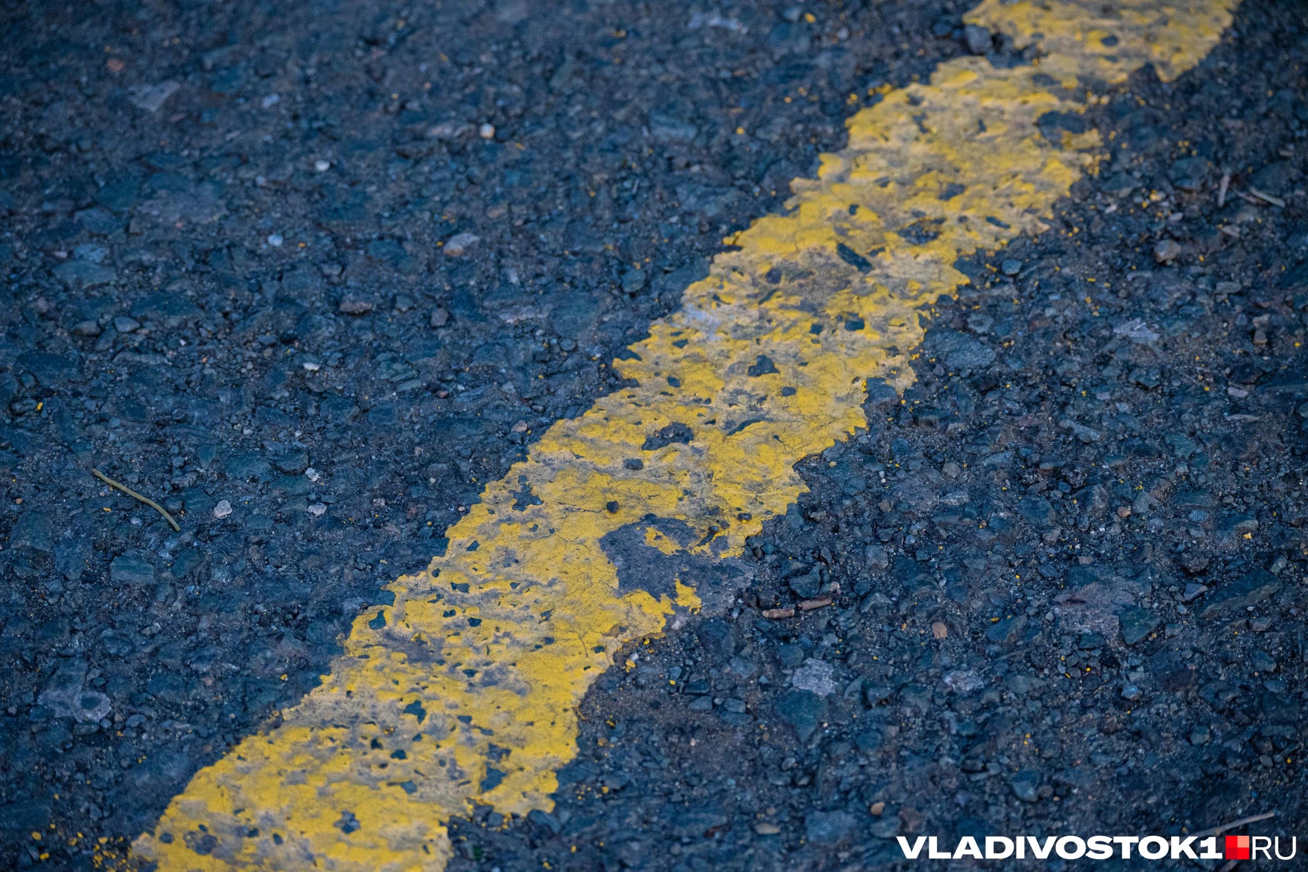 Новая автобусная полоса от проспекта 100 летия Владивостока до Моргородка продолжает вызывать негодование автомобилистов С момента появления новой разметки сотни людей пишут в Telegram каналах жалобы на постоянные пробки Люди просят избавиться от выделенки или довести ее до ума прикрепляя к сообщениям скриншоты с агрегаторов с пробками или фотографии с многокилометровыми потоками машин Однако один пользователь пошел дальше и решил выразить недовольство через творчество посвятив новой проблеме автомобилистов стих Я жил беззаботно с десяток так лет Успевал на работу с центра до второй речки 15 минут и привет Сейчас же страдаю на час полтора приходится раньше мне вставать по утрам Сжигать больше бензина в пробке час простояв И с невыспанной миной работать весь день прозевав Спасибо нашей любимой администрации всей кто убил все движение выделенкой своей Несмотря на сотни жалоб в Центре организации дорожного движения Владивостока пишут что в ближайшее время изменения не планируются Подписаться