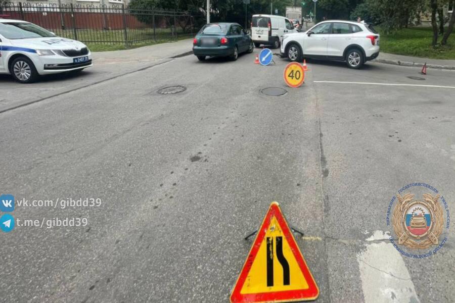 У перинатального центра произошло ДТП с участием 10-летнего самокатчика  На пересечении ул. Генерал-лейтенанта Захарова и Каштановой аллеи произошло столкновение автомобиля и электросамоката мощностью 500 Вт. В результате ДТП 10-летний водитель электросамоката получил телесные повреждения.  Фото: пресс-служба региональной Госавтоинспекции