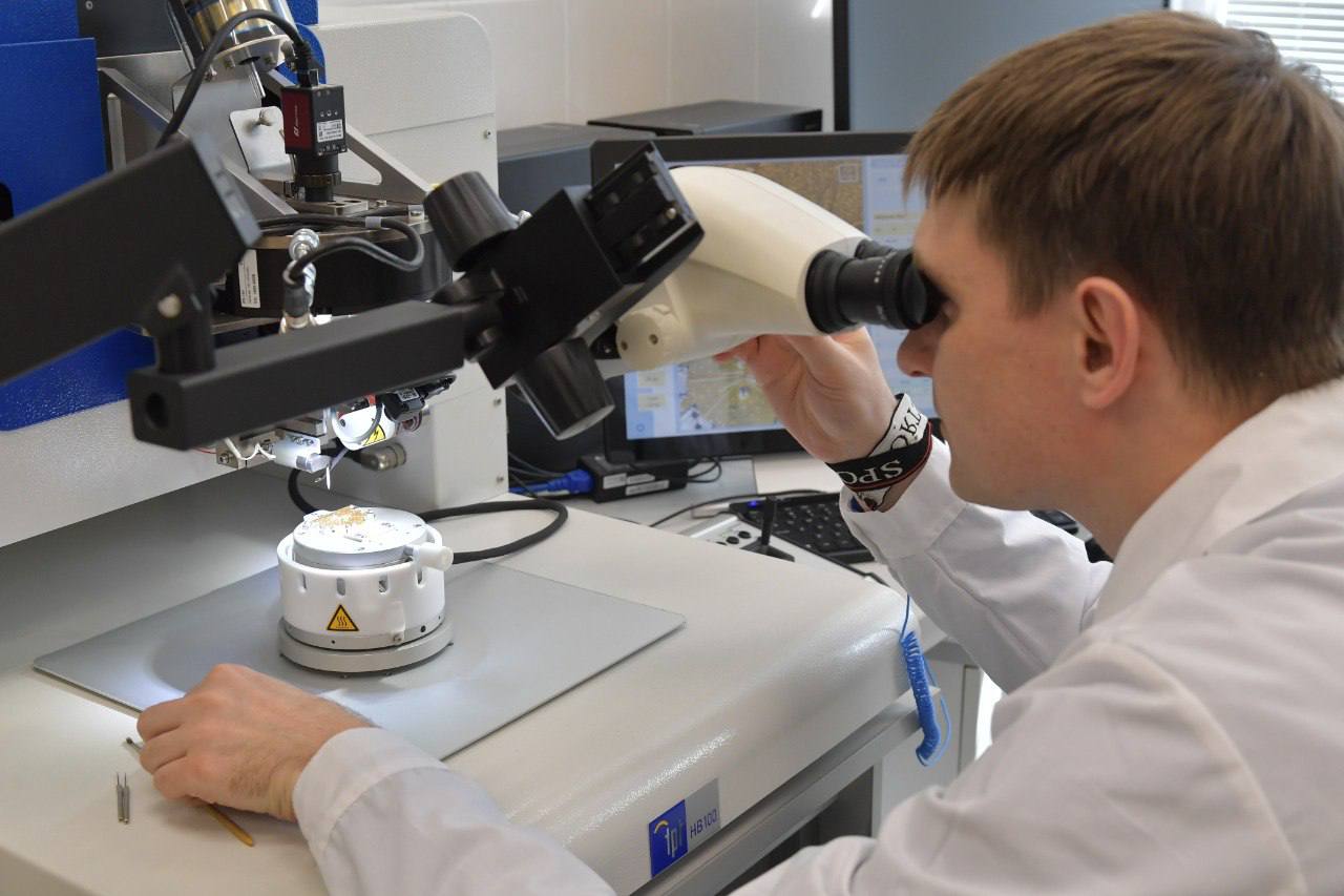 Омская область вошла в число лучших субъектов страны в научно технологической сфере Наш регион поднялся в рейтинге который составляет Минобрнауки России на 7 позиций вверх заняв 12 строчку по стране Рейтинг охватывает работу региональных органов власти состояние среды для ведения наукоемкого бизнеса и среды для работы исследователей Пятая часть экономики Омской области это высокотехнологические и наукоемкие отрасли Наука и технологии для нашего региона стратегическое направление развивать которое мы продолжим Благодарю Заместителя Председателя Правительства РФ Дмитрия Николаевича Чернышенко и Минобрнауки России во главе с Министром Валерием Николаевичем Фальковым за поддержку нашего региона Виталий Хоценко в МАХ