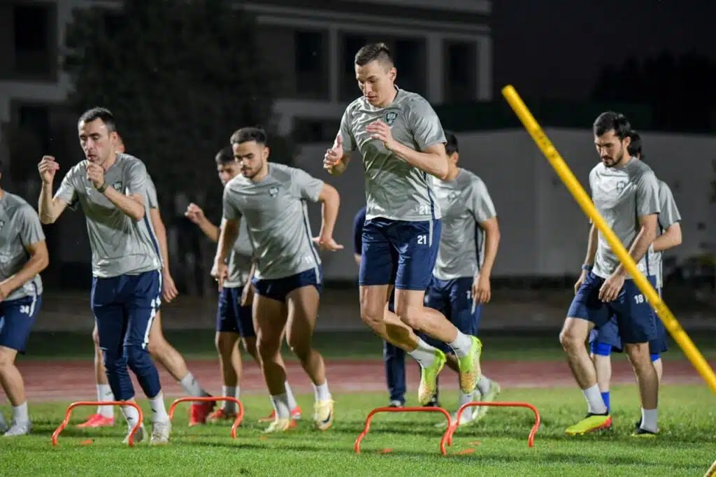 Сборная Узбекистана объявила состав на матч с Оманом в CAFA Nations Cup 2025 Стартовый XI Нематов Алижонов Насруллаев Эшмуродов Буриев Хамробеков Искандеров C Эркинов Тургунбоев Давронов Норчаев В запасе Юсупов Сайфиев Хамралиев Урунов Абдуллаев Сергеев Юлдошев Холматов Комилов Одилов Исмоилов Жиянов Ключевая роль у капитана Жамшида Искандерова Тургунбоев и Эркинов должны добавить динамики в атаке а на острие Норчаев Матч начнется в 19 30 Telegram Facebook Instagram LinkedIn Сайт