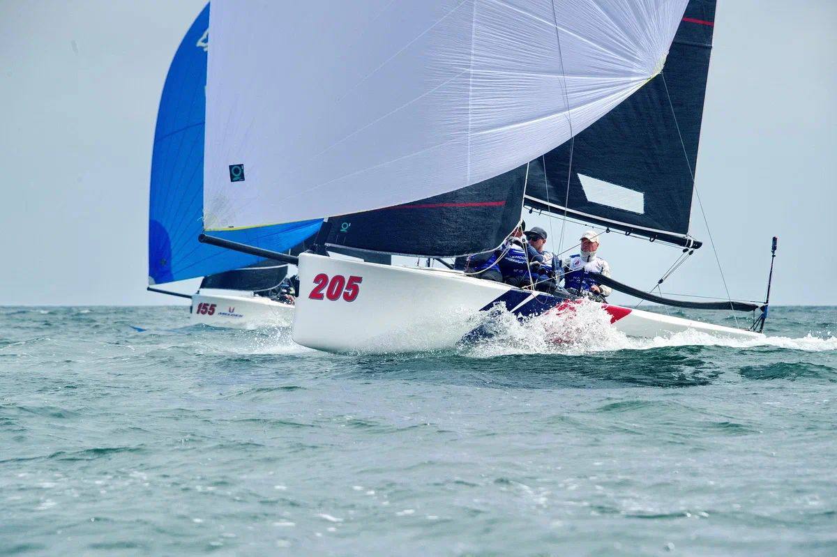 Яхтсмены из Находки стали чемпионами Дальневосточной лиги «MELGES 20» Команда Nakhodka Sailing III этап Дальневосточной Лиги Melges 20 Open Water race 6+ в бухте Сидими. На пути к победе яхтсменов ждали трудности: сильная конкуренция и сложные условия. Несмотря на это, пройдя через 12 гонок за тря дня, команда вышла победителем с отрывом в один балл. Фото: NakhodkaMedia Прислать новость
