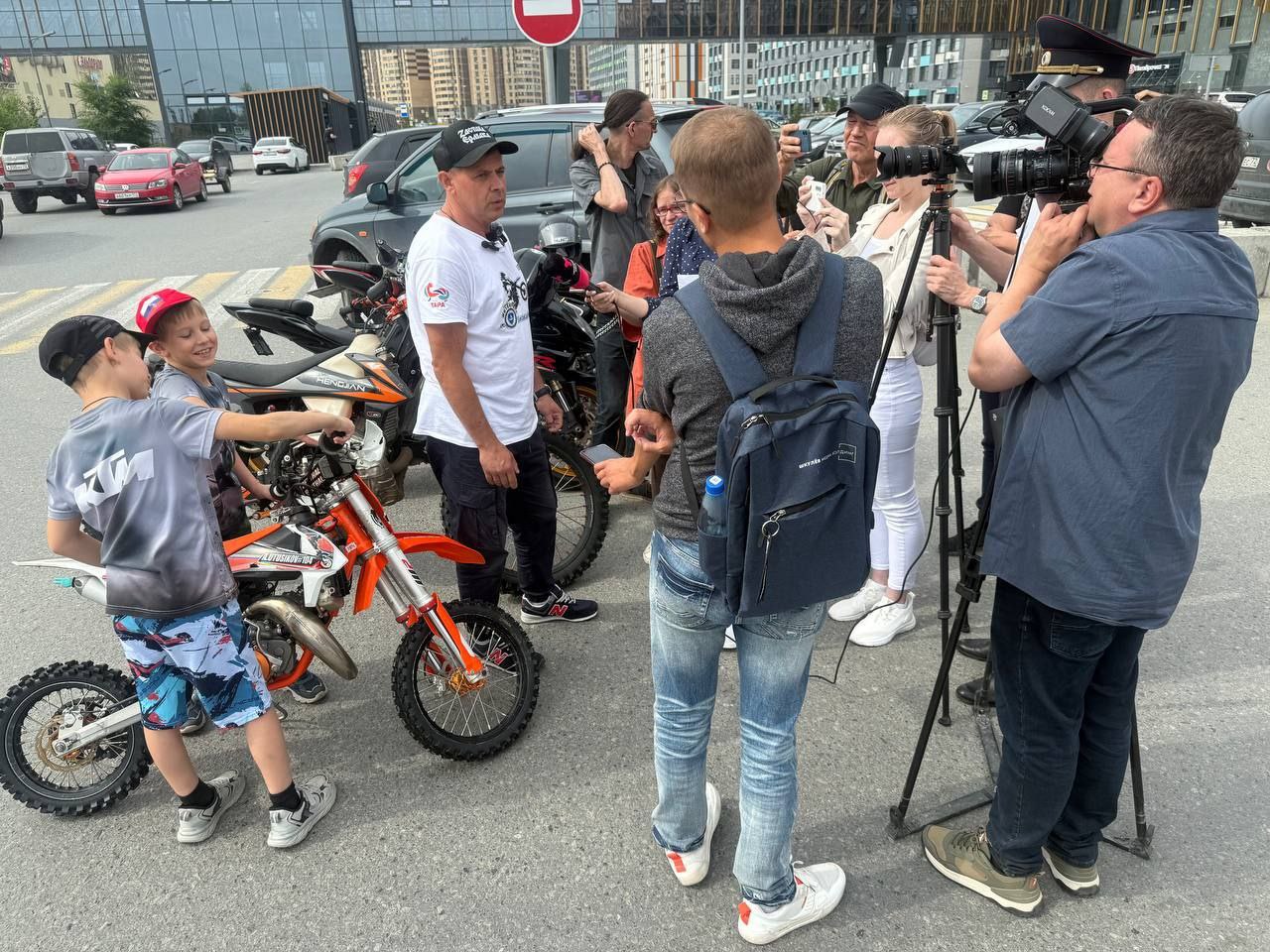 Брифинг, посвященный теме опасности использования питбайков детьми на дорогах общего пользования прошел в Тюмени в рамках совместного информационного проекта по безопасности детей на дорогах #ДетиВодители Департамента по общественным связям и Госавтоинспекции региона. В Тюменской области остро стоит вопрос с детьми, управляющими механическими транспортными средствами: произошло 51 ДТП, в них погиб 1, и ранен 51 ребенок до 18-ти лет. Ежедневно сотрудники Госавтоинспекции выявляют подростков-водителей, управляющих транспортом в нарушение ПДД. Информация о каждом нарушителе передаётся в подразделения по делам несовершеннолетних. К ответственности привлекаются как подростки, так и родители, за передачу управления транспортным средством лицу, не имеющему права управления – штраф за это составляет 30 000 рублей. За 6 месяцев этого года сотрудниками полиции на родителей и родственников детей-водителей, составлено 128 административных материалов. Спикеры брифинга: врио начальника Госавтоинспекции Тюменской области Артем Сотников, директор спортивной школы "Старт XXl век", президент Федерации мотоциклетного спорта Тюменской области Андрей Утусиков и руководитель проката мототехники в г.Тюмени Александр Новопашин, ответили на все интересующие вопросы журналистов, и рассказали о проблемах с несовершеннолетними водителями и путях их решения. Инспекторы мотовзвода полка ДПС Госавтоинспекции в период брифинга провели показательный рейд по безопасности детей-водителей и мотоциклистов.