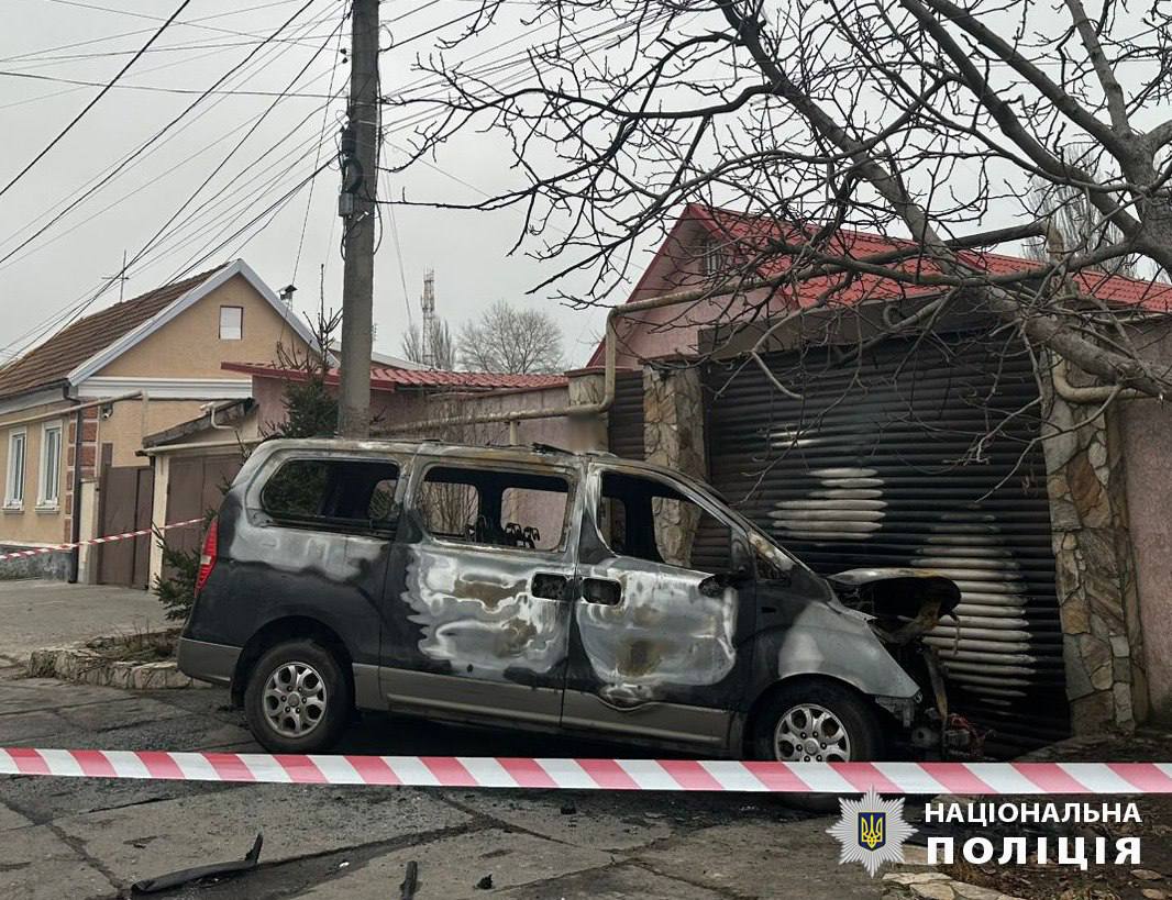 Вернулись херои с фронта   В Одессе задержали группу мужчин, занимавшихся заказными убийствами и диверсиями. Одной из их жертв стал 54-летний мужчина: злоумышленники сначала подожгли его автомобиль, а затем, когда он вышел его тушить, привели  в действие взрывное устройство.  В СБУ, разумеется, утверждают, что все преступники были завербованы спецслужбами РФ, однако никаких доказательств этого не приводят. Эта история больше пока что похожа на обычные криминальные разборки, особенно с учётом личности обвиняемых: один — ранее судимый за разбой, один — демобилизовавшийся из ВСУ, и двое - СОЧ/СЗЧ.  Довольно обычная история: вернувшиеся с фронта вояки не могут  а зачастую и не особо хотят  вписываться в мирную жизнь, но благодаря определёнными навыками, приобретённым в армии, легко находят работу в сфере профессионального криминала. Такое есть примерно везде  и России, кстати, с этим вызовом тоже ещё предстоит столкнуться в полной мере , но в Салорейхе всё это отягощается тем, что многие люди, вроде тех же СОЧников-дезертиров — уже изначально вне закона, так что психологически переходить грань между законопослушанием и совершением преступлений им и не требуется, ибо формально они — и так уже за ней ‍     Канал #МОНТЯН!   Все каналы #МОНТЯН!   Помочь Донбассу