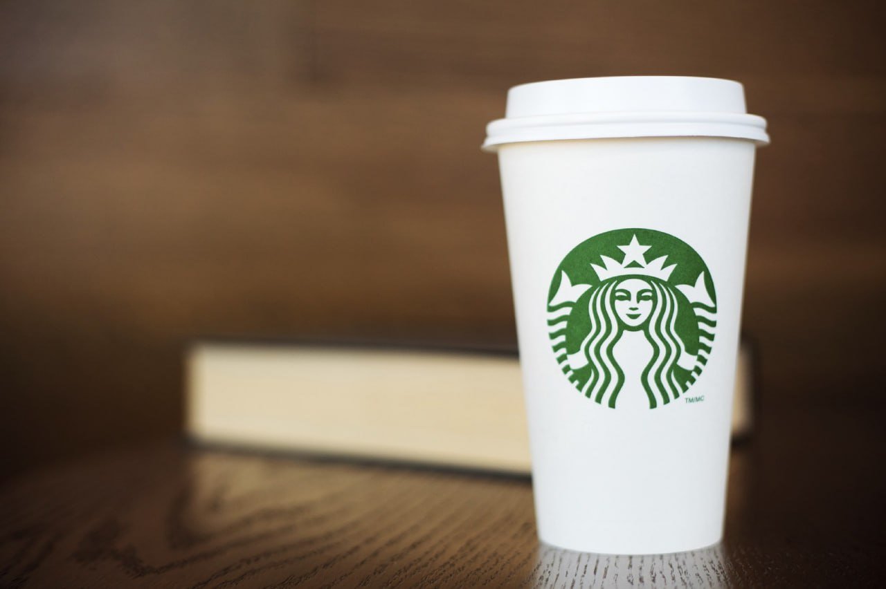 Starbucks может неожиданно вернуться в Россию — компания зарегистрировала товарный знак, сообщает SHOT.  С мая 2024 года заявка на бренд висела в Роспатенте, а теперь, похоже, получила зелёный свет. Пока неясно, что это значит: реальное возвращение сети или просто защита торговой марки.