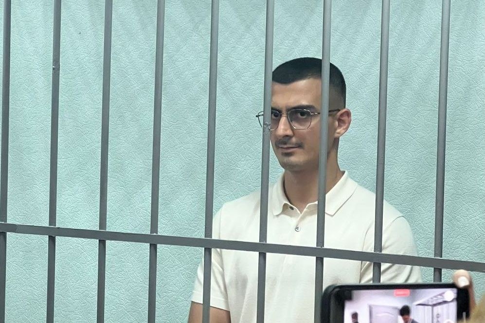 Суд продлил арест сыну экс главы азербаджанской общины Урала Мутвалы Шыхлински Он останется в СИЗО до 14 декабря если решение не будет обжаловано Напомним Шыхлински младшего обвиняют в применении насилия к представителю власти За рулем бронированного Гелендвагена он сбил силовика в момент задержания отца Шахина Шыхлински Последнему вменяют организацию заказного убийства пресс служба судов региона