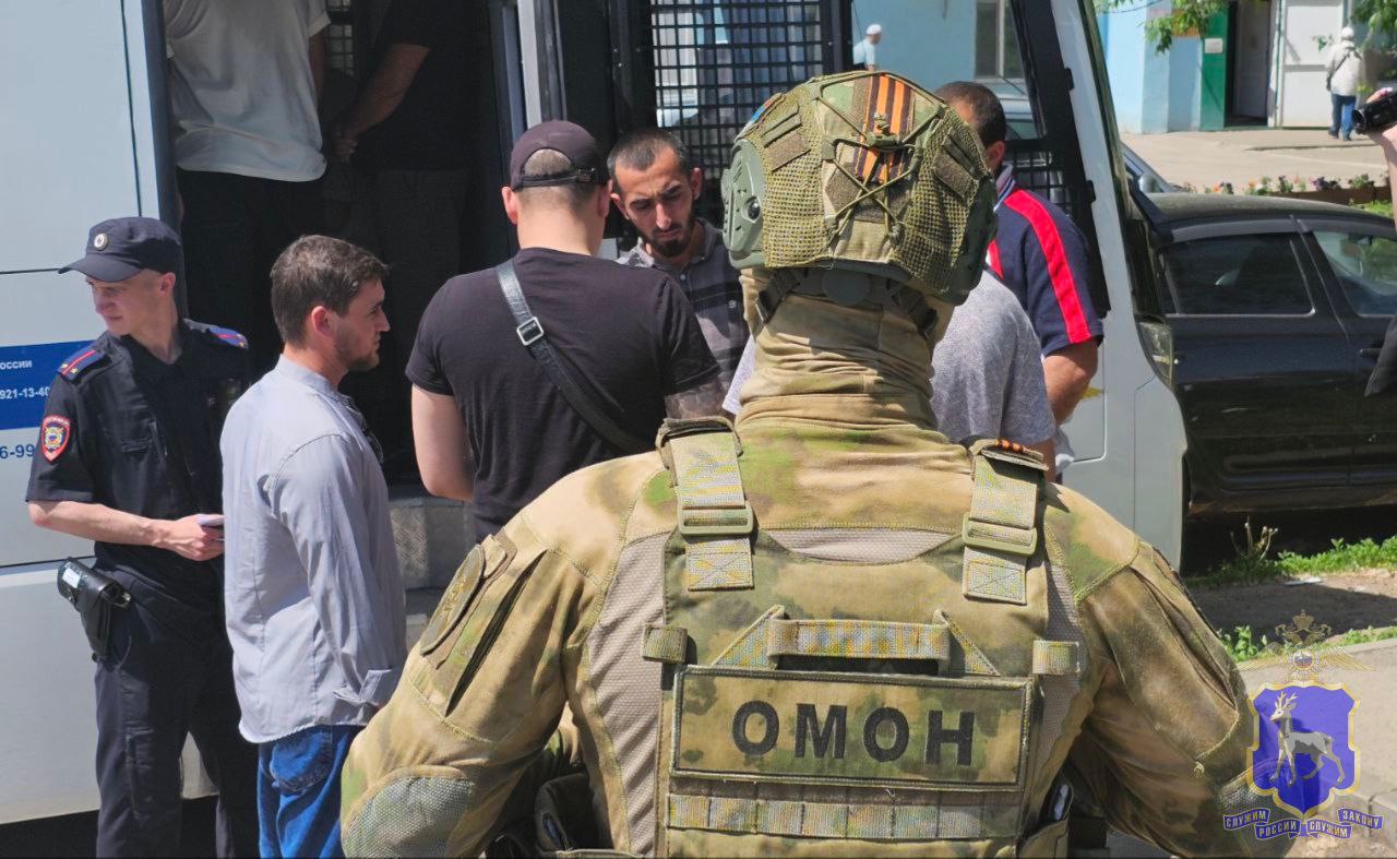 Сотрудники полиции совместно с ОМОН Росгвардии по Самарской области провели оперативно-профилактическое мероприятие на территории посёлка Мехзавод.