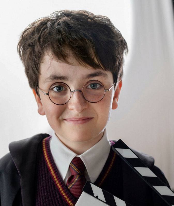 Актер который сыграет нового Гарри Поттера в сериале рассказал как отреагировал на письмо Дэниела Рэдклиффа Мальчик получил записку когда ехал в поезде домой в Глазго Это было безумие Отец похлопал меня по спине в поезде и просто дал мне это письмо Я прочитал его а потом дочитал до конца и там была подпись Дэн Р Я сходил с ума но мне нужно было сохранять спокойствие Я был в поезде поделился Доминик Он также рассказал как идут съемки Все просто потрясающе очень хорошо Я со всеми подружился и мне очень приятно там находиться ВПШ