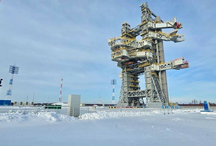 На космодроме Восточный введён в эксплуатацию стартовый стол для ракет носителей тяжёлого класса семейства Ангара Соответствующее разрешение Дирекция космодрома Восточный получила 8 декабря Кроме стартового стола в рамках строительства стартового комплекса Ангара сданы в эксплуатацию еще 37 объектов Всего на данный момент в рамках строительства стартового комплекса Ангара введено в эксплуатацию уже 70 сооружений Оставшиеся вспомогательные сооружения планируется сдать до конца марта 2026 года рассказал руководитель Дирекции космодрома Восточный Николай Новиков Подпишись на Amur life Мы в МАХ