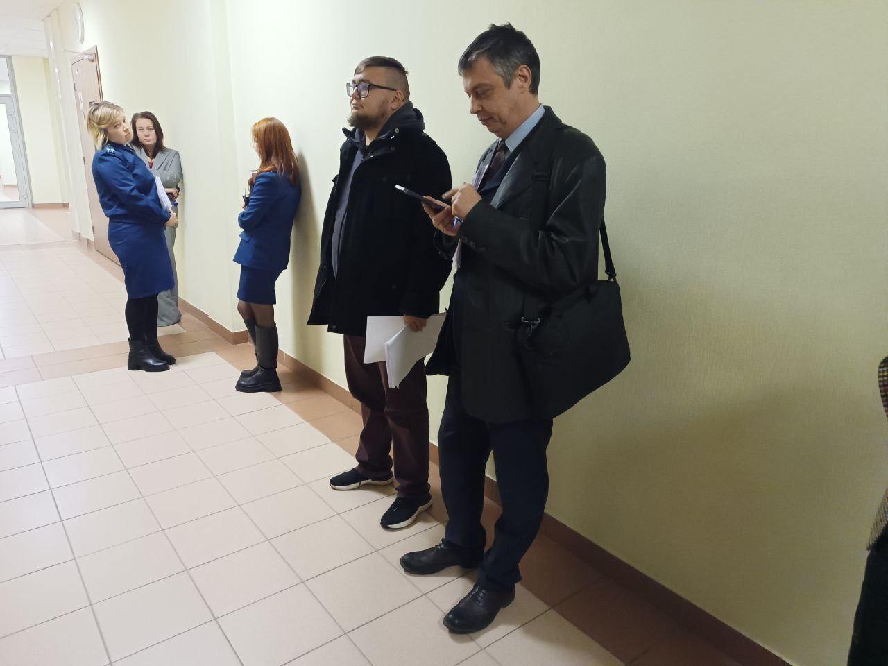 Эксперты выявившие экстремизм в книге Бориса Вишневского не смогли подтвердить свою квалификацию в суде Сегодня в Городском суде Петербурга прошло заседание по иску прокуратуры о признании экстремистской книги бывшего депутата Закса Бориса Вишневского Хроники возрожденного Арканара сообщило издание MR7 Были допрошены психолог Алексей Богачев и религиовед Андрей Кузин вынесшие заключение Выступавшая следом филолог Светлана Друговейко Должанская отметила ряд противоречий в экспертизе и заявила что специалисты выразили в документе свое личное мнение На вопрос адвокатов об их компетенциях Богачев сообщил что находится в процессе прохождения курса повышения квалификации Судебно медицинская экспертиза а Кузин что прошел его в 2023 году Подтверждающие документы они не предоставили В связи с этим судья отложил заседание до 20 ноября Фото MR7