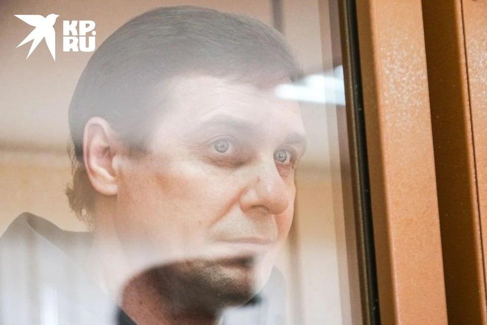 В Оренбурге суд ужесточил приговор блогеру Андрею Лысенко Ранее его признали виновным в преступлениях по трем статьям УК РФ, связанным с половой неприкосновенностью несовершеннолетних. Во время обысков у блогера нашли огромное количество цифровых носителей с порнографическими материалами с участием детей. Пойдя на сделку со следствием, он рассказал о своих подельниках, которые также стали фигурантами уголовных дел. По нашей информации, они создали целую сеть по изготовлению порноматериалов. 1 апреля Центральный суд отправил в колонию общего режима на 8 лет 6 месяцев. А на сегодняшнем заседании, 10 июня, коллегия Областного суда ужесточила наказание, изменив место несения наказания на колонию строгого режима. Также было решено исключить из приговора запрет на деятельность, связанную с использование интернета. Кроме того, увеличился размер компенсации потерпевшему до 500 тысяч.