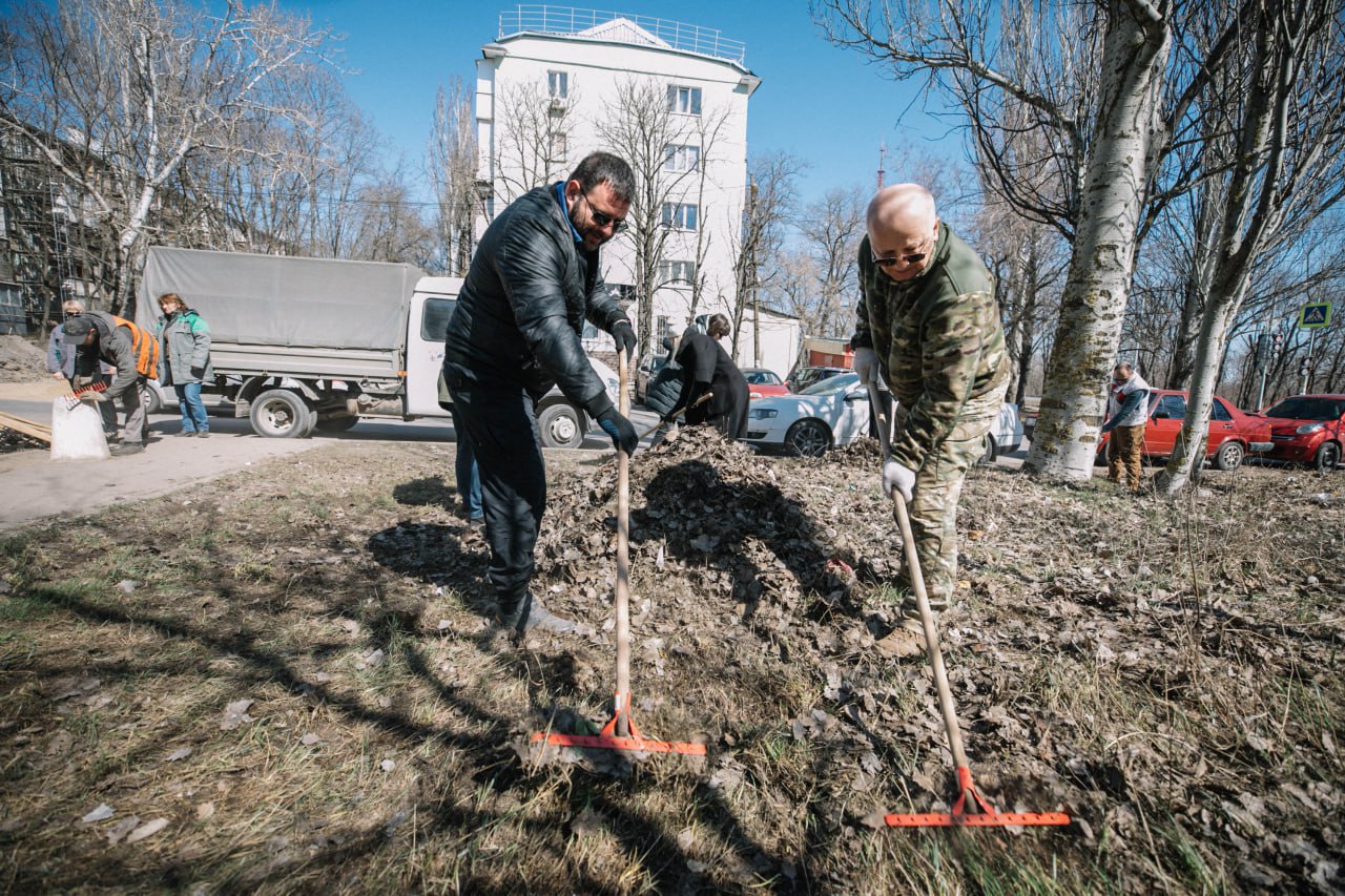 Провели очередной общегородской субботник. Вместе с депутатами городского совета, представителями Управ внутригородских районов, специалистами управлений образования, жилищно-коммунального хозяйства, сотрудниками муниципальных предприятий и молодежных организаций собрали и при помощи спецтехники вывезли ранее опавшую листву и скопившийся мусор.  Всего задействовали более 1000 человек, 20 единиц спецтехники и спецсредств.      При непосредственном участии горожан сегодня привели в порядок более 50 общественных пространств.   По поручению Главы Республики Дениса Пушилина к предстоящим весенним праздникам также полностью выполним все запланированные работы по благоустройству памятников и популярных мест отдыха горожан.   Отмечу участие подрядных организаций в наведении порядка на территориях у своих объектов восстановления.   Практика регулярного проведения общегородских субботников обязательно будет продолжена.  Благоустройство общегородских, как и внутридворовых территорий – наша общая задача. И я благодарен каждому, кому небезразличны чистота и порядок в нашем городе.