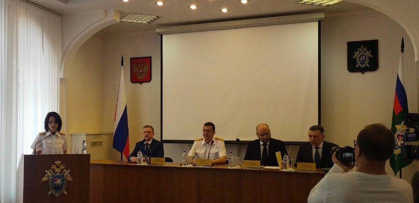 В Самаре коллективу СУ СК России по Самарской области представили нового руководителя генерал-майора юстиции Павла Олейника На должность руководителя Павла Михайловича назначен Указом Президента РФ. Павел Олейник родился в Энгельсе Саратовской области в 1981 году. В 2003 году он закончил Саратовскую государственную академию права. Свою карьеру в правоохранительных органах начал в 2005 году, поступив на службу в прокуратуру. Первым его назначением стала должность старшего следователя надзорного ведомства в Хвалынске. С сентября 2007 года Павел Олейник продолжил службу в органах Следственного комитета, где прошел путь от старшего следователя в Балаково до руководителя следственного отдела по транспорту Южного следственного управления. В его послужном списке также значатся должности референта отдела процессуального контроля управления Следственного комитета по Москве, заместителя руководителя следственного отдела по Нагатинскому району столицы и главы следственного отдела по Коломне в Московской области. На представлении нового руководителя Следственного управления СК РФ по Самарской области присутствуют губернатор Самарской области Вячеслав Федорищев, главный федеральный инспектор Самарской области Михаил Феоктистов, вице-губернатор Самарской области Максим Ковалев, председатель Самарской Губернской Думы Геннадий Котельников, представители правоохранительных органов и сотрудники следственного управления. : ГТРК Самара