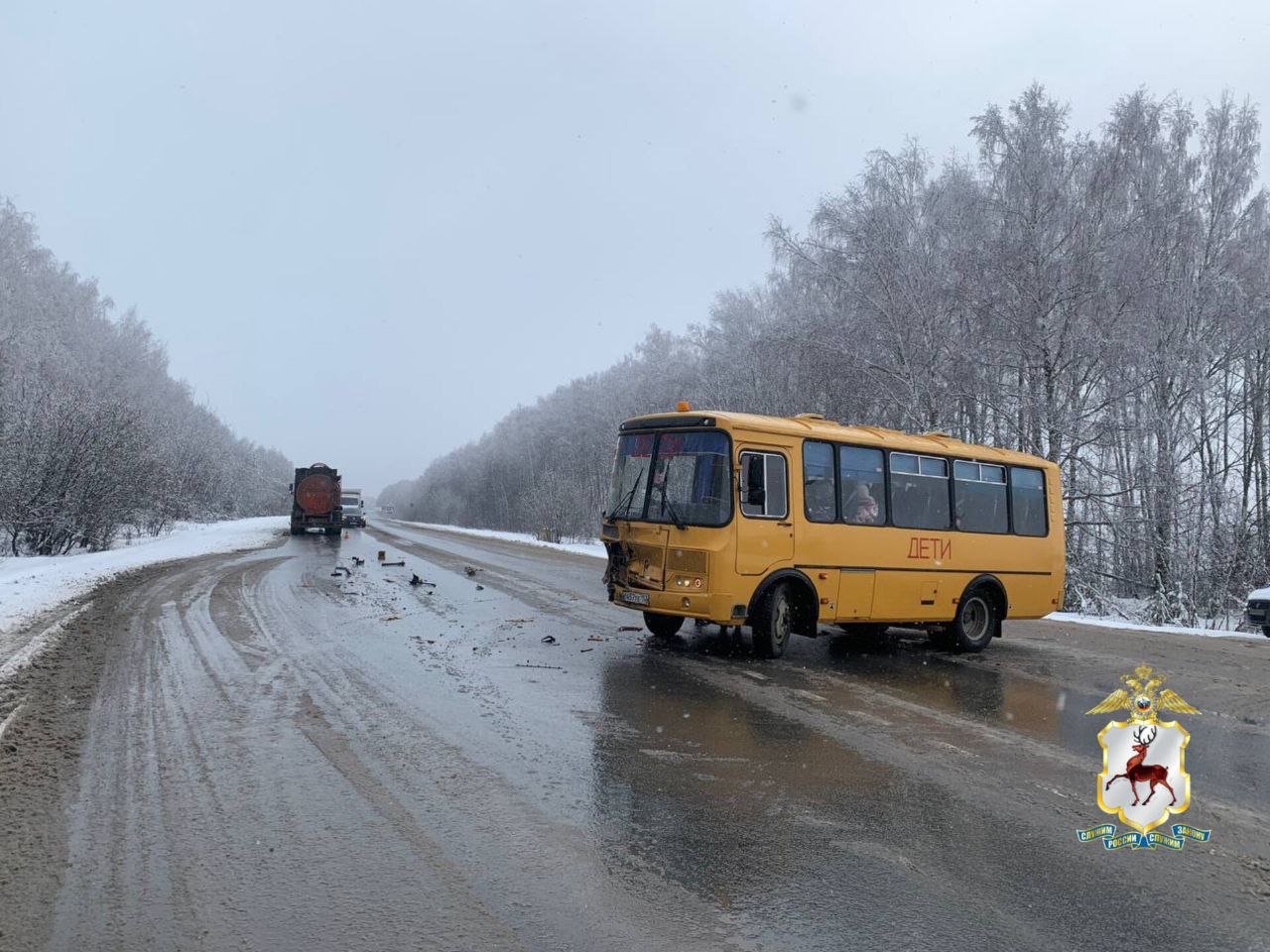 Большегруз и школьный автобус столкнулись на трассе Р-125 в Богородском районе. Авария произошла у поворота на деревню Бурцево.  В автобусе находились 15 детей, никто из них не пострадал. Школьников отвезли в учебное заведение на другом автобусе.