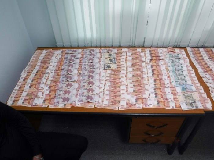 Семья попыталась вывезти из Сургута более 1 5 млн незадекларированных рублей Крупную сумму денег попыталась вывезти семейная пара из сургутского аэропорта в Баку По данным тюменской таможни пассажиры решили пройти по зеленому коридору тем самым они не должны были иметь при себе товары подлежащие декларированию В ходе проверки сотрудники таможни обнаружили в ручной клади наличные деньги рубли и азербайджанские манаты Согласно закона граждане могут брать с собой сумму не превышающую эквивалент в 10 тысяч долларов иначе средства необходимо декларировать У пассажиров сургутского международного аэропорта сумма превысила разрешенную на полтора миллиона рублей В отношении нарушителей возбуждено дело об административном правонарушении Деньги изъяты Sitv ru