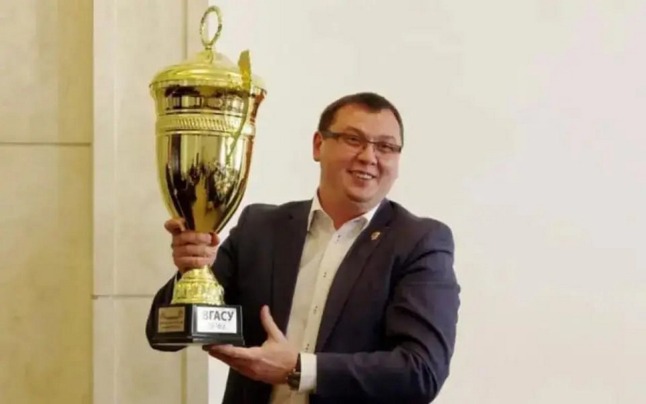 Бывший ректор ВГТУ Колодяжный снова просит заменить тюремный срок принудительными работами Бывший ректор Воронежского государственного технического университета ВГТУ и экс-депутат облдумы Сергей Колодяжный вновь обратился в суд с просьбой заменить наказание в виде лишения свободы на принудительные работы. Его ходатайство поступило 21 июля в Центральный районный суд Воронежа, где его будет рассматривать судья Лариса Морхова. Дата заседания пока не назначена. В начале года Колодяжный уже пытался добиться смягчения режима наказания, однако, тогда суд прекратил производство по данному ходатайству. Колодяжный в начале 2023 года был признан виновным в мошенничестве ч. 4 ст. 159 УК РФ и приговорен к пяти годам колонии общего режима и штрафу в 1 млн рублей. Позднее Воронежский областной суд, рассмотрев апелляционные жалобы, переквалифицировал его преступление на присвоение ч. 4 ст. 160 УК РФ и увеличил срок заключения до 7,5 лет. Как установил суд, в 2015–2020 годах Колодяжный присвоил 58 млн рублей преподавательских премий. Свою вину бывший ректор не признал. В общий срок отбывания наказания ему зачли проведенные в СИЗО 2,5 года.