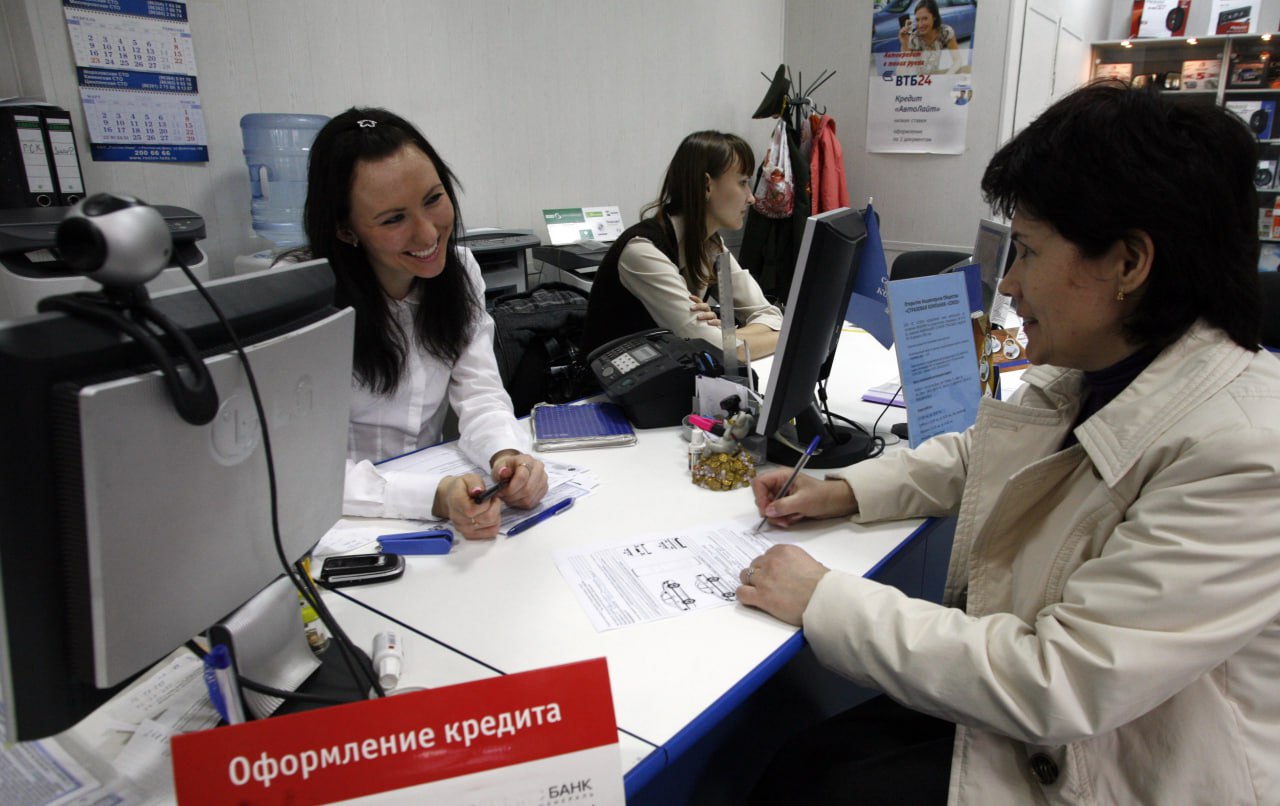 Без предупреждения Клиенты российских банков сообщили о случаях внезапного изменения условий по действующим кредитам без уведомления и согласия заемщиков Выяснилось что финансовые организации в ряде случаев пересчитывают график платежей увеличивая срок кредита и как следствие общую сумму переплаты Иногда корректируются и другие параметры включая процентную ставку Как уточняют эксперты банки могут так делать но только в случае если клиент нарушил условия договора Причиной может стать даже незначительная просрочка поэтому клиентам следует очень внимательно читать договор Подробнее в нашем материале на сайте NSN FM