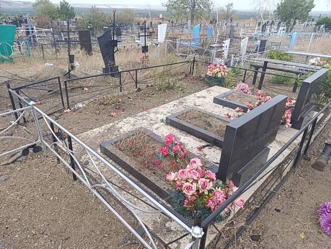 На кладбище в Новошахтинске благоустроят Аллею славы за 886 тысяч рублей В Новошахтинске планируют благоустроить часть кладбища на ул Красный проспект 110 Речь идет о воинском участке захоронений Аллея славы Информация о предстоящих работах размещена на сайте Госзакупок Заказчиком выступает МКУ Управление городского хозяйства города Новошахтинска Подрядчик доложен будет привести в порядок территорию заложить проходы между рядами и квартальные проезды Заплатить за работы готовы максимум 886 064 рублей Подрядчик должен завершить благоустройство территории за 15 дней О том что на кладбище в Новошахтинске появится Аллея славы стало известно в июле 2025 года Постановление подписал глава города Сергей Бондаренко Подпишись на 1Rnd Написать в редакцию