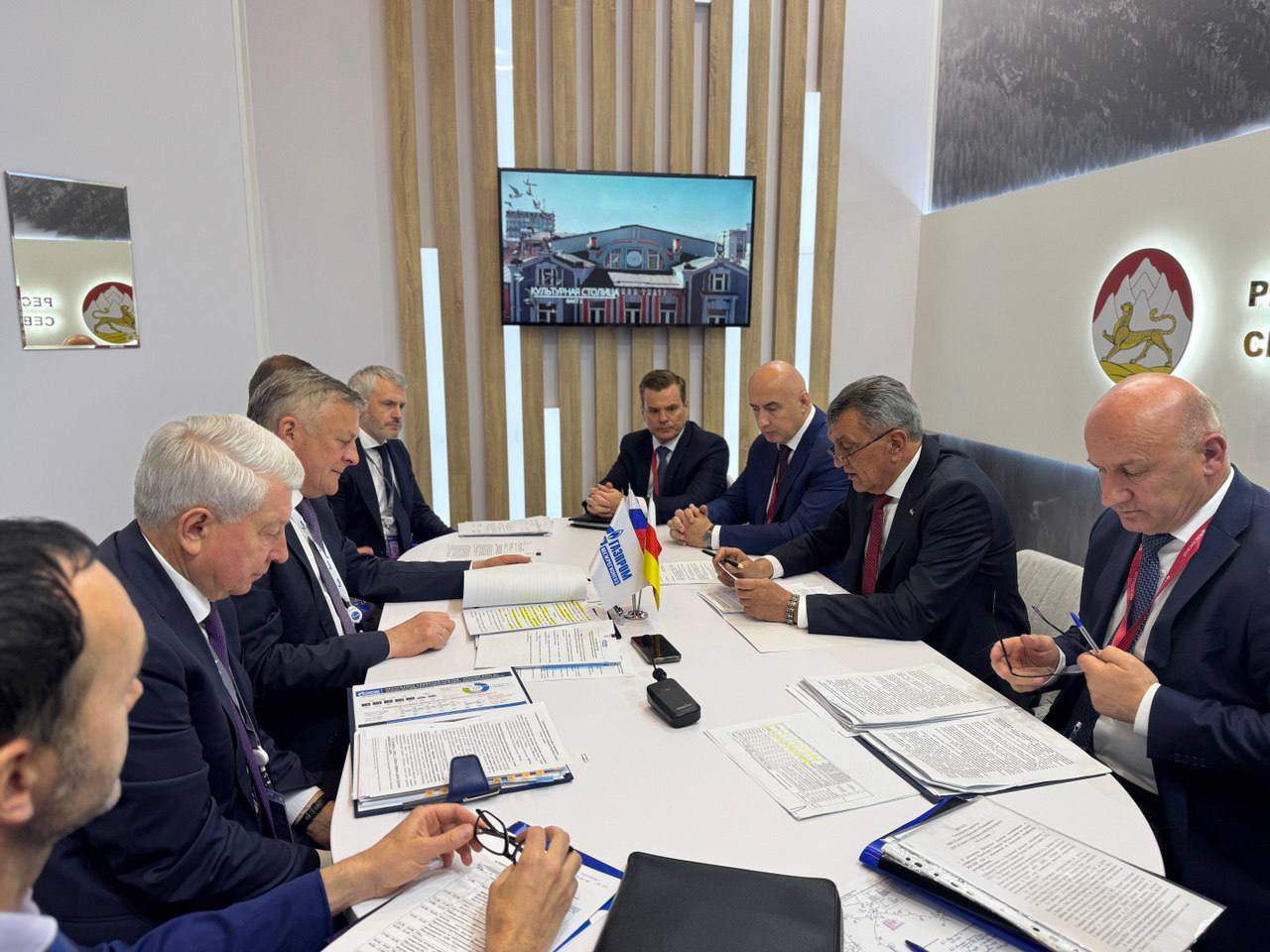 Северная Осетия в десятке лидеров по исполнению программы социальной газификации На сегодня по программе принято более 3,6 тыс заявок, заключено более 3,3 тыс договоров, бесплатно подключено 2,2 тыс домовладений. На форуме КИФ провёл важную встречу с гендиректором «Газпром межрегионгаз» Сергеем Густовым. Обсудили развитие газовой инфраструктуры и ход программы догазификации в республике. В этом году завершаем строительство 14 км газопровода до курорта «Мамисон» — газ получат ещё 7 горных сёл. Стартует строительство 51 км магистрали между Алагирским и Дигорским ущельями для подключения 18 сёл и туристического кластера. Благодарю компанию за слаженную и результативную совместную работу!