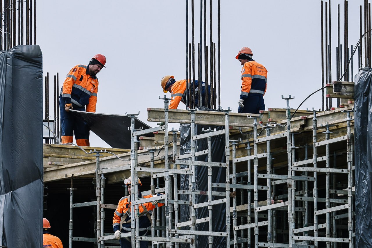 У кого в строительстве выросли зарплаты сильнее всего По данным «Авито Работа», во II квартале 2025 года средние зарплаты в строительной сфере выросли на 19%, до 116,3 тыс. руб. в месяц. Лидеры роста: фасадчики: +30%, до 172,4 тыс. руб.; маляры: +25%, до 118,8 тыс. руб.; слесари-электрики: +23%, до 73,5 тыс. руб.; бригадиры: +20%, до 96,9 тыс. руб.; отделочники: +17%, до 139,7 тыс. руб. Рост связан с увеличением объёмов строительства и конкуренцией за квалифицированные кадры. Фото: Андрей Любимов / РБК Читать РБК Недвижимость в Telegram
