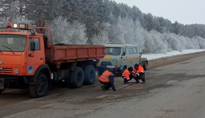 В Башкортостане продолжается ямочный ремонт.    Обслуживающие организации инспектируют региональные и межмуниципальные дороги на предмет выявления дефектов покрытия. Все они фиксируются в специальной программе «Система контроля и планирования работ в области дорожной инфраструктуры»  СКПДИ . Благодаря программе можно отследить и проконтролировать ход выполнения ямочного ремонта.    Для устранения дефектов сейчас используется холодная асфальтобетонная смесь, с помощью которой в первую декаду февраля уже выполнили ямочный ремонт на общей площади 750 квадратных метров. При благоприятной погоде работа в этом направлении будет усилена.   Локальный ремонт покрытий ведется, к примеру, на автодорогах Бураево - Старобалтачево – Куеда в Бураевском, Чишмы – Языково - Чекмагуш в Благоварском, Толбазы - Семенкино в Аургазинском районах и в других направлениях.  #МинтрансРБ #дорогирб #удхрб