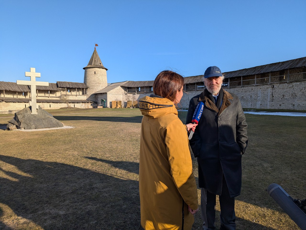 Валерий Гергиев вновь посетил Псковский кремль  Именитый российский дирижер, генеральный директор Мариинского и Большого театров Валерией Гергиев снова вернулся в сердце Пскова – Псковский кремль. Вместе с коллективами Мариинского и Большого театров маэстро открывает новый сезон фестиваля «Гений места» на родине Модеста Мусоргского.  – 186 лет исполнилось великому Модесту Мусоргскому. Он обнимал весь мир своим творчеством. Может быть, его душа согрелась бы от того, что мы играем его музыку здесь. Псков чтит его память. Мне приятно говорить, что фестиваль «Гений места» продолжает свою жизнь. Мы делаем то, что должны делать российские музыканты. И верим, что это утверждение новой традиции. На родинах великих музыкантов должна звучать их музыка, – отмечает Валерий Абисалович.  Подробности.