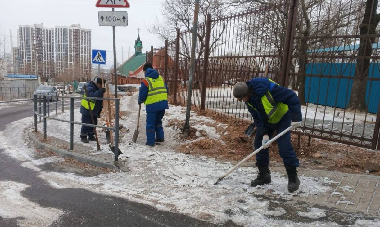 Сегодня во Владивостоке: комплексные уборки улиц, уборка тротуаров, грейдирование, работы на ливневых системах, установка знаков, ремонт лееров, демонтаж.    Отдел обеспечения безопасности «СГТ» установит новые дорожные знаки на Сабанеева, Семеновской и Овчинникова, а на Баляева и Спиридонова отремонтирует леера.   Бригады инженерных сетей продолжат работы по промывке ливневой канализации и прочистке приямков на Фадеева, 42б, а также устранят течь на Магнитогорской и установят новый люк на Нейбута.   Специалисты демонтажа ликвидируют незаконные постройки с Кипарисовой, 4.   На Постышева, Народном проспекте, Анны Щетининой, Гамарника, Тухачевского, Арбате, Магнитогорской, проспекте 100-летия Владивостока, Маковского, а также от остановки «Фабрика Заря» до улицы 10-ой выполнят уборку тротуаров и прибордюрных полос.   На Сахалинской и Днепровском переулке проспекте осуществят комплексную уборку проезжей части и вывоз снега.   На Спиридонова и Невельского специализированная бригада займется уборкой откосов, газонов, тротуаров от случайного мусора.   На Крыгина выполнят грейдирование.   На Русском острове в поселках «Экипажный» и «КЭТ» вручную уберут снег с остановок и тротуаров.   Во всех районах города бригады будут заняты уборкой автобусных карманов, видуаков, подземных и наземных пешеходных переходов, а также вывозом автомобильных шин, мусора и ликвидацией рекламы.  ‼ На улицах Владивостока работает спецтехника. Просим водителей быть аккуратными на дорогах!