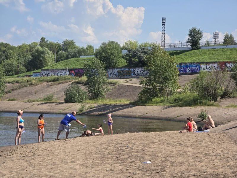 Безопасный отдых на воде: спасатели МЧС Чувашии напоминают правила Спасатели регулярно проводят разъяснительную работу с отдыхающими на Волге, раздают памятки, напоминая о безопасном поведении на воде. Отдыхающим настоятельно рекомендуется купаться только на оборудованных пляжах. Купание в запрещенных местах грозит административным штрафом в 1000 рублей, согласно статье 20.1 Закона Чувашской Республики об административных правонарушениях. Также важно помнить, что несовершеннолетним до 16 лет запрещено находиться у водоемов без сопровождения взрослых или ответственных лиц, что закреплено в статье 4.1 Закона Чувашской Республики №43. Спасатели надеются, что благодаря профилактическим рейдам повысится ответственность граждан за собственную безопасность.