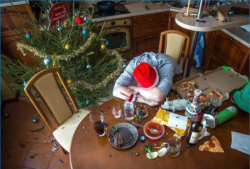 Роспотребнадзор дал советы как прийти в себя после праздников Советуют налегать на овощи фрукты зелень и есть небольшими порциями 5 6 раз в день Жареное солёное фастфуд и снеки убрать Ужинать не позже чем за 3 часа до сна максимум стакан кефира Также рекомендуют постепенно возвращаться к режиму сна и физической активности прогулки растяжка лёгкий спорт Если не отпускают тошнота боли или слабость лучше обратиться к врачу