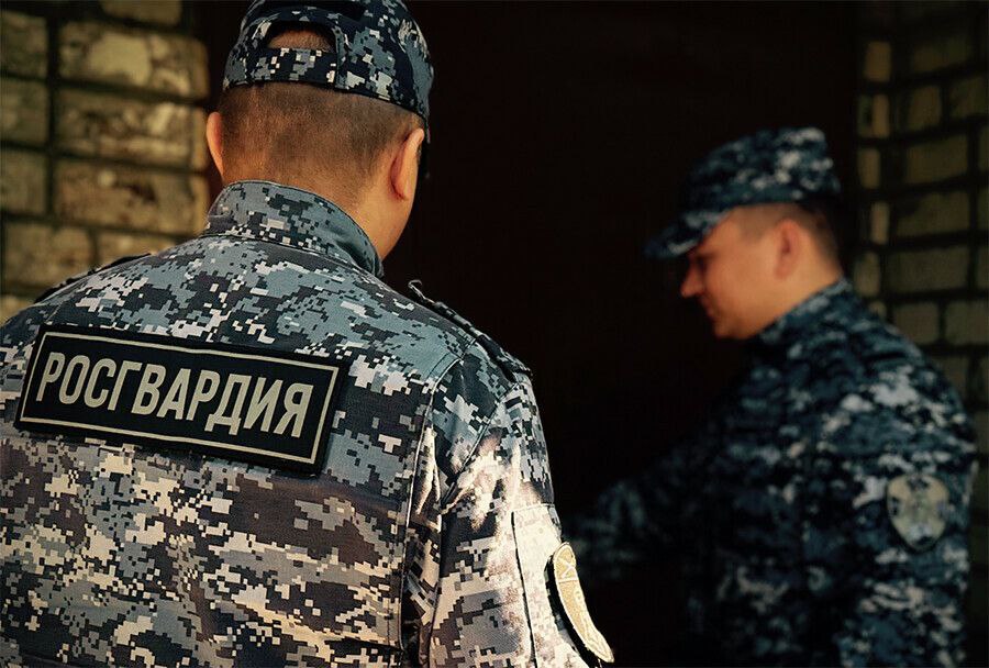 В Благовещенске росгвардейцы вызволили из запертой комнаты двух маленьких девочек. Одна была ранена Вечером 21 июля в Благовещенске к группе задержания Благовещенского филиала вневедомственной охраны, патрулировавшей улицу Калинина, обратилась взволнованная женщина. Она рассказала, что на балконе верхних этажей жилого дома увидела двух девочек, которые кричали и просили помощи. У одной из них она заметила кровь на руках. Росгвардейцы оперативно проследовали по указанному адресу, где возле квартиры находились соседи, которые пояснили, что, по предварительной информации, в одной из комнат оказались заперты снаружи и не могут открыть дверь двое детей. Войдя в квартиру, сотрудники обнаружили закрытую межкомнатную дверь с разбитой стеклянной вставкой, которую дети пытались открыть самостоятельно. Сотрудники на месте оказали первую доврачебную помощь раненой девочке, наложив ей кровоостанавливающую повязку в районе плеча и предплечья. Приехавшая бригада скорой помощи отвезли пострадавшую 8-летнюю девочку в больницу. Вторую сотрудники вневедомственной охраны передали инспектору ПДН, рассказали в пресс-службе управления Росгвардии.