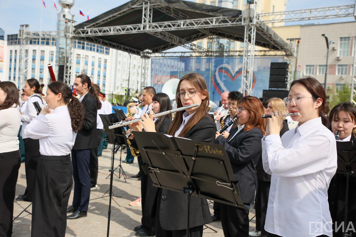 Духовые оркестры из Якутии, Новосибирска и Хабаровска дали концерт на площади Республики 12 июня на площади Республики в Якутске прошел концерт в рамках V межрегионального фестиваля духовых оркестров «Фанфары земли Олонхо», посвященный Дню России, Году Защитника Отечества и 80-летию Победы. Фестиваль поддержан министерством обороны РФ и включает Дни армейской культуры. На сцене выступили оркестры Якутии, Новосибирска и Хабаровска, включая коллективы Якутского музыкального колледжа и филармонический оркестр «Lena River Brass». В программе прозвучали известные произведения, патриотические марши, вальсы и якутская музыка. Концерт завершился сводной программой под управлением Павла Васьковского. Все новости #Яестьновость Обсудить