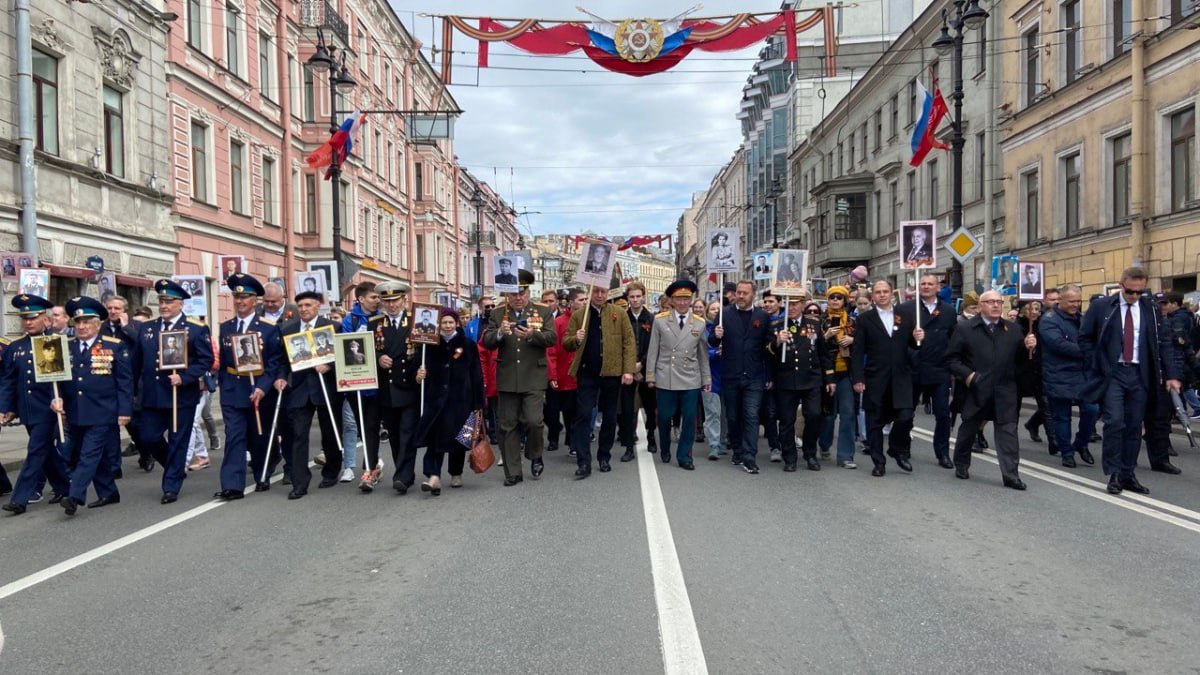 Шествие "Бессмертного полка" в центре Петербурга предложили провести за час. Согласно планам организаторов, 9 мая колонна должна начать движение в 14:00 от площади Александра Невского. А к 15:00 памятное мероприятие уже завершится. Соответствующая заявка подана и находится на рассмотрении. Места СПб Новости СПб