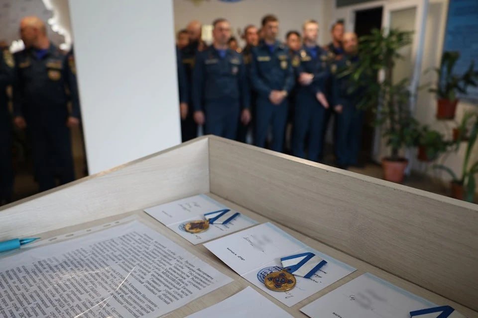 Сотрудники МЧС награждены медалями «За заслуги перед Херсонской областью» Три сотрудника МЧС России региона награждены медалями «За заслуги перед Херсонской областью» за проявленный героизм и самоотверженность при обеспечении безопасности жителей. «Они проявили исключительные качества в своей работе, выполняя задачи по предотвращению и ликвидации чрезвычайных ситуаций, а также обеспечивая пожарную безопасность на территории области. Их усилия не остались незамеченными», – сказал первый заместитель губернатора Херсонской области Павел Шувалкин во время торжественной церемонии. По словам Павла Шувалкина, в условиях современных угроз работа сотрудников МЧС имеет особое значение для Херсонщины.