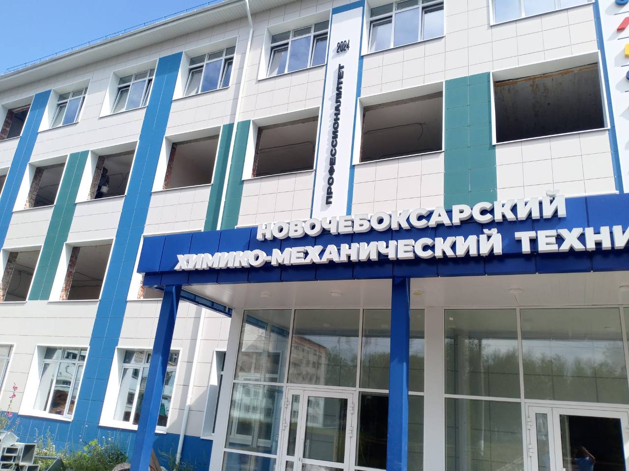Прокуратура проверила ход выполнения работ по капремонту учебного корпуса Новочебоксарского химико-механического техникума. Срок окончания мероприятий – до 1 ноября 2025 года, цена контракта – около 141 млн рублей. Сейчас объем выполненного подрядчиком «ПМК-8» ремонта – порядка 59%. Принимая во внимание значительный объем невыполненных работ, прокурор города Валерий Гришин объявил предостережение руководителю подрядной организации с разъяснением ответственности за некачественное или несвоевременное их завершение, рассказали в надзорном органе.