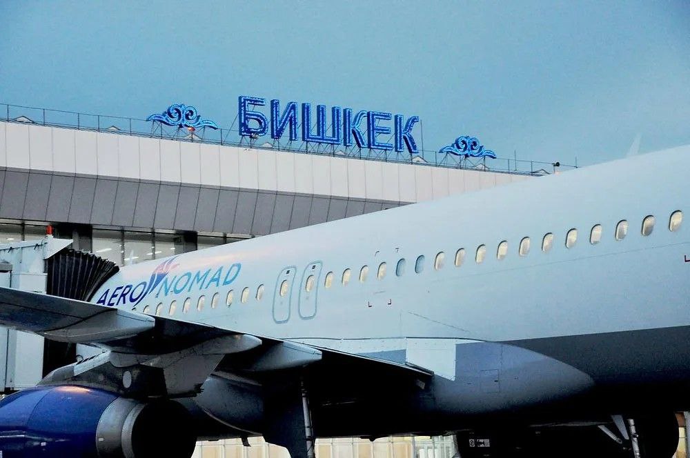 Киргизская авиация намерена вылететь из черного списка Евросоюза Мы уверены что для нас вновь откроется небо Европы закрытое для Киргизии с 2006 года Наши аэропорты были закрыты для европейских государств почти 20 лет Это значит что теперь наша страна станет открытой и доступной для миллионов туристов из Европы заявил президент страны Садыр Жапаров PROtransport