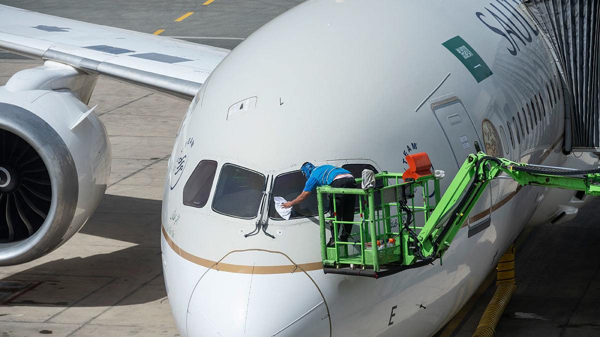 Лоукостер Flynas планирует в 2026 году запустить рейсы между Эр Риядом и Петербургом Бюджетный саудовский авиаперевозчик Flynas в 2026 г планирует запустить прямые регулярные рейсы из Эр Рияда в Санкт Петербург Также в планах компании запуск рейсов в Сочи и увеличение количества рейсов в Москву с трех до семи в неделю сообщил главный исполнительный директор и управляющий директор авиакомпании Бандер Альмоханну выступавший в рамках презентации приложения для иностранных туристов в России Visit Russia в Саудовской Аравии Некоторые направления в мире имеют потенциал летом а некоторые только зимой В России есть и то и другое и каждое время года ощущаешь как будто ты в другой стране В этом заключается прелесть России и это открывает для нас новые возможности отметил он Он уточнил что Flynas стала первой авиакомпанией начавшей прямые регулярные рейсы из Саудовской Аравии в Россию По его словам количество саудовских туристов в России за прошлый год превысило 50 000 несмотря на отсутствие прямого авиасообщения Альмоханна считает что с запуском прямых рейсов турпоток из Саудовской Аравии в Россию может вырасти минимум в три четыре раза Budrul Chukrut SOPA Images LightRocket via Getty Images Подпишитесь на Ведомости Северо Запад