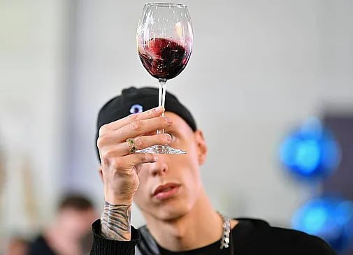 Эксперимент по дистанционной продаже вина в России необходимо возобновить ради поддержки отечественных производителей. Такой шаг предложил президент «Абрау-Дюрсо» Павел Титов, его цитирует РБК. По словам топ-менеджера, возможность торговать вином через «Почту России» сильно помогла бы российским виноделам. «Была такая инициатива, мы бы хотели возобновить работу по ней. Это сильно помогло бы российским виноделам прежде всего», — заявил Титов. Путин поручил провести эксперимент по продаже российского вина «Почтой России» в апреле 2021 года. В пилотном режиме его планировали запустить в июне-декабре того же года в Московской области и Мордовии. Участие в нем должны были принять 25 крупнейших производителей вина, однако запуск проекта отложили.