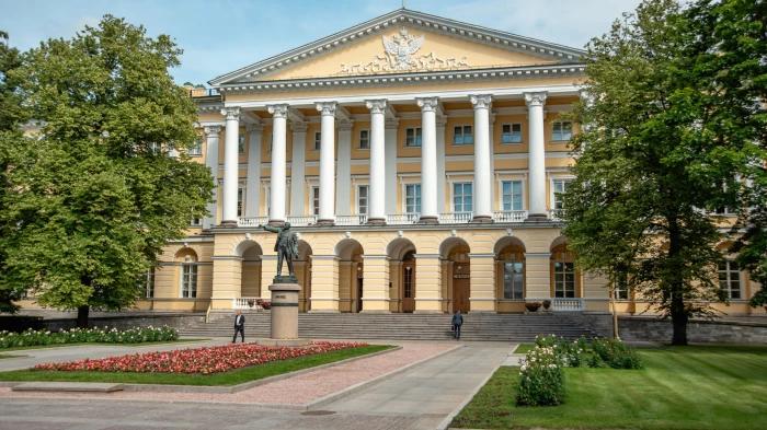 Сегодня, 31 июля, губернатор Санкт-Петербурга Александр Беглов и губернатор Ленинградской области Александр Дрозденко провели заседание Координационного совета в сфере социально-экономического развития Санкт-Петербурга и Ленинградской области. Встреча состоялась в здании правительства Ленинградской области.  Александр Беглов поздравил коллегу с 98-й годовщиной образования Ленинградской области. Регион ведет свою историю с 1 августа 1927 года.   «Мы живем, как одна дружная семья. Наша формула «два самостоятельных региона – одна агломерация» успешно работает. Петербург и Ленобласть показывают пример эффективного сложения сил для решения общих задач. Это позволило нам уйти от конкуренции и продвигать совместные масштабные проекты, выступать единой и мощной командой на всех уровнях», – подчеркнул глава Северной столицы.        ВКонтакте   Одноклассниках