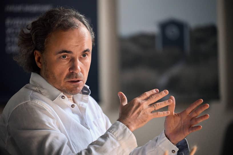 Сергей Кондаков, глава Tom Tailor в РФ: «Западные бренды вернутся так же быстро, как ушли»  Tom Tailor — один из немногих западных брендов, который остался в России после 2022 года без ребрендинга и смены юрлица. В кризис компания временно закрыла концептуальные магазины, но сохранила франчайзинг, маркетплейсы и к концу 2023 года восстановила офлайн-присутствие.  Сейчас, по словам Кондакова, многие ушедшие компании уже тестируют варианты обратного входа: ведут переговоры с бывшими партнёрами, возвращают товарные знаки и рассматривают выкуп «дочек», переданных российскому менеджменту.  «Мы знаем не понаслышке, что многие бренды, которые громко уходили в 2022 году, ещё в прошлом году начали прощупывать почву для возвращения в Россию. Они уже контактируют с бывшими партнёрами, возвращаются к сетям, с которыми работали раньше, рассматривают модели обратного выкупа российских "дочек", которые передавали местному менеджменту. Идёт защита товарных знаков, идут переговоры. Это говорит о том, что в средне- и долгосрочной перспективе возвращение неизбежно. Как только появится первый смельчак, готовый открыто вернуться, сработает обратный эффект домино — и российский рынок снова станет ареной для международных игроков. Для многих это вопрос не "если", а "когда"», — считает он.  Подробнее — Ъ    Когда понимаете, что рынок помнит даже ушедших игроков. Vostok Club.