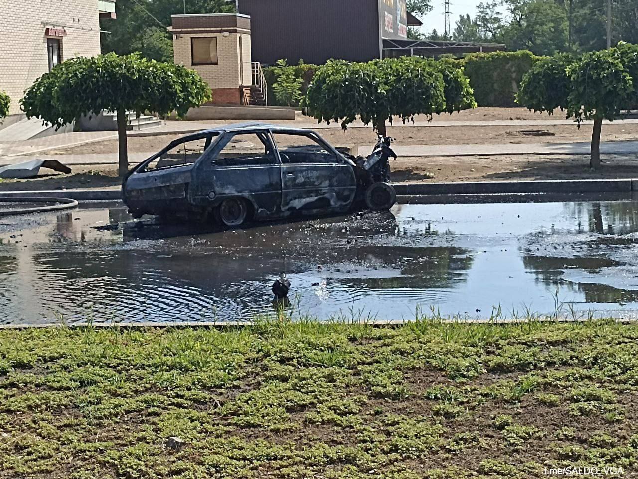 Три человека погибли, семь получили ранения за прошедшие сутки в результате украинских атак на Херсонскую область, сообщает губернатор Сальдо. В Голопристанском округе дрон ВСУ атаковал частный автобус. По предварительным данным, погибли 3 человека. Еще трое пострадали и находятся в тяжелом состоянии. В селе Гладковка снаряд попал в легковой автомобиль. Пострадали мужчина и женщина. В Новой Каховке украинский дрон ударил по гражданскому автомобилю. Ранены два человека.