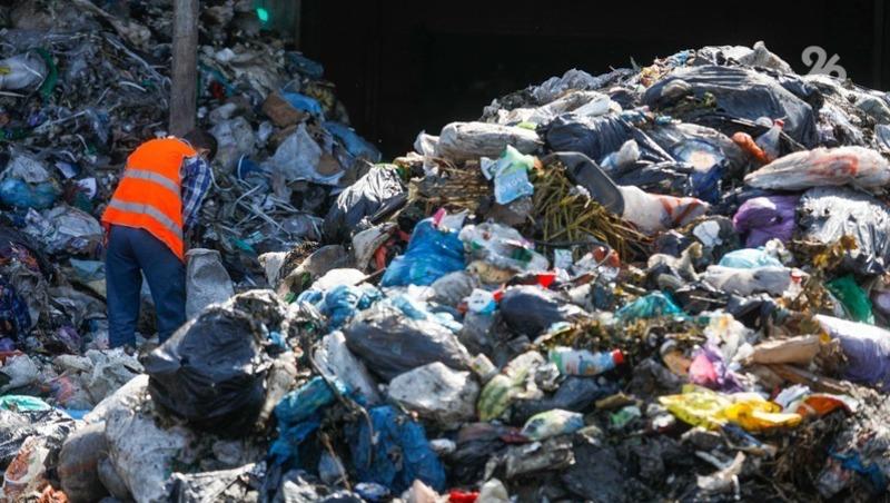 Незаконную свалку V класса опасности обнаружили в Будённовске  Индивидуальный предприниматель создал на своей территории несанкционированную мусорную площадку. Инспекторы Росприроднадзора проверили объект. Ущерб, нанесённый окружающей среде, составил более 67 млн рублей, сообщили в ведомстве.  На площади более 1,7 тыс. кв. м нашли груды разбитого кирпича, бетона, деревянных обломков и прочих строительных отходов. Анализ образцов почвы показал превышение содержания вредных веществ в почве, а отходы были классифицированы как чрезвычайно опасные.   Бизнесмену направили уведомление о необходимости добровольного возмещения ущерба. В случае отказа от компенсации Росприроднадзор будет вынужден обратиться в суд.