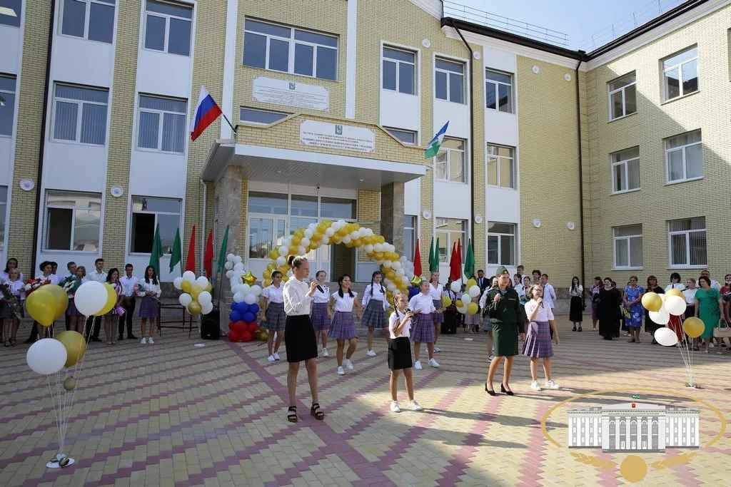 1   В Кабардино-Балкарии откроются девять новых школ.  В сентябре кавказская республика сделает важный шаг в развитии образования — в регионе откроются сразу девять новых современных школ. В Нальчике появятся три учебных заведения на 2,3 тысячи мест, в Чегеме и Тереке — школы на 800 учеников каждая. Сельские населенные пункты также не останутся без внимания: в Красносельском и Прималкинском откроются школы по 500 мест, в Нарткале — на 400, а в станице Александровская — на 200 мест.  Все новые учреждения оснастят современным оборудованием, включая специализированные классы, библиотеки, спортивные залы и просторные столовые.   Кроме того, к учебному году в республике завершат капитальный ремонт еще 11 школ.  #Образование #КабардиноБалкария #НовыеШколы   1