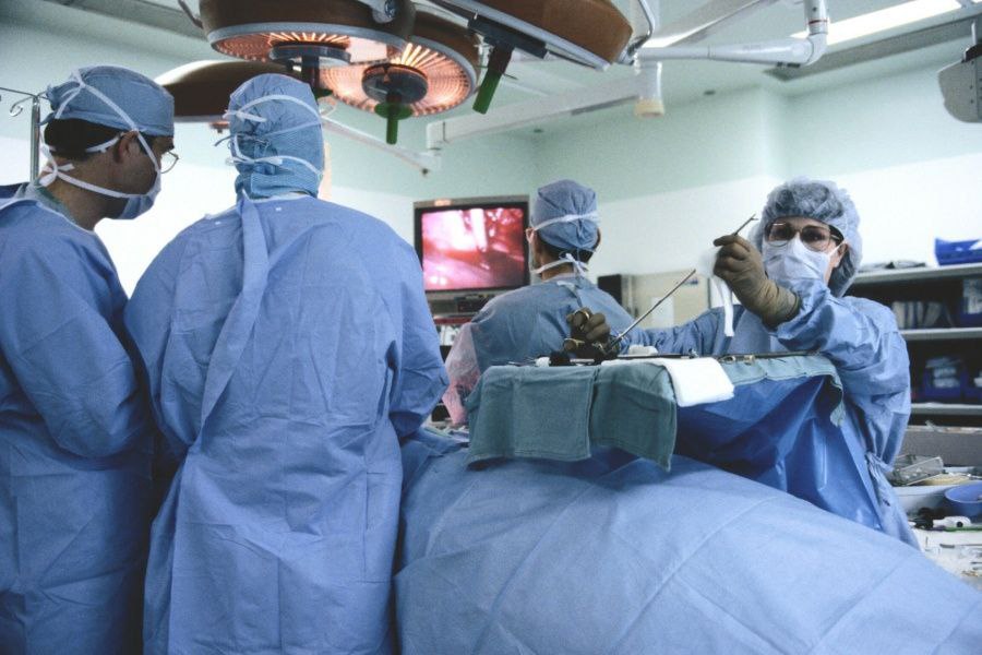 Код 56 Уникальная операция в Оренбургской области Впервые в Оренбургской области в городской больнице Орска врачи применили ультразвуковой тромболизис для спасения пациентки с тяжёлым тромбозом Метод позволяет точно воздействовать на тромб снижая риск осложнений Операция прошла успешно пациентка быстро восстановилась Новое оборудование повысило качество медицинской помощи в регионе